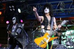 HD120 The Darkness, Wolfmother,  Kiss Forever Band