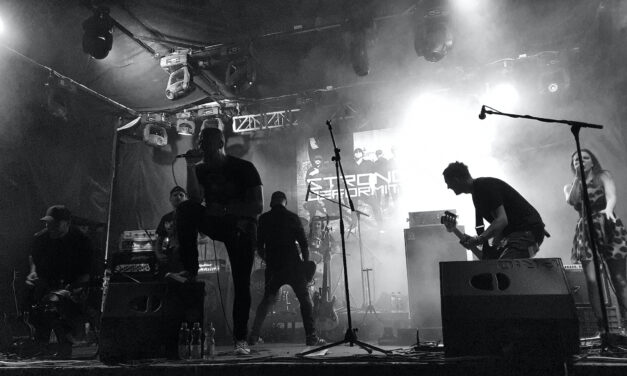 Strong Deformity – Énekesnős…