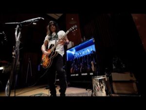 Slash feat. Brian Johnson – Killing Floor