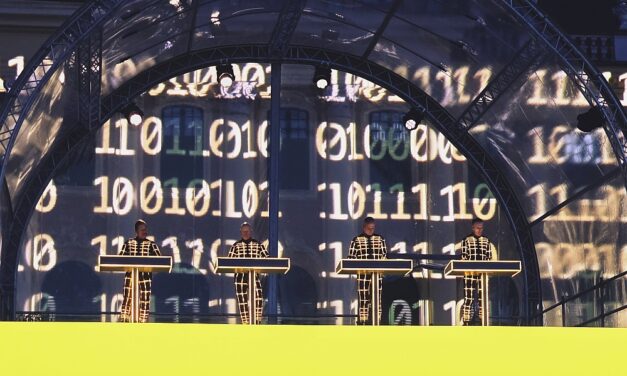 Kraftwerk a kastélyudvaron