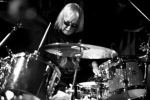 Elhunyt Mick Underwood