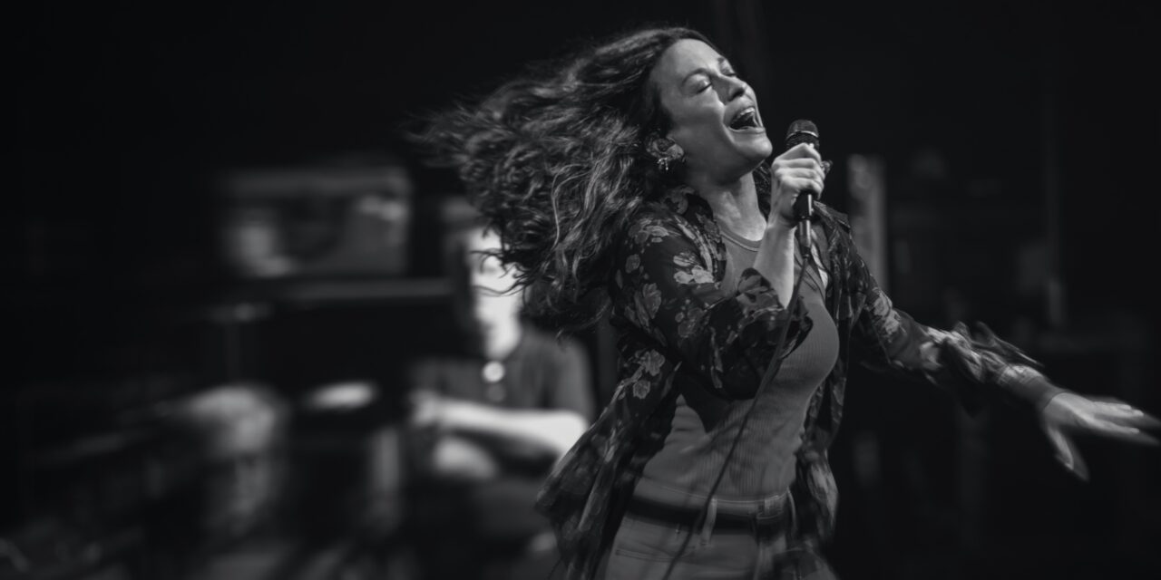 ALANIS MORISSETTE TÖBB KONTINENST ÁTÍVELŐ 2025-ÖS VILÁGKÖRÜLI TURNÉJA MAGYARORSZÁGOT IS ÉRINTI