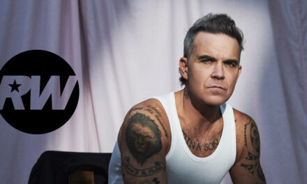 A nálunk is fellépő Robbie Williams a Black Sabbath gitárosával harangozta be új albumát