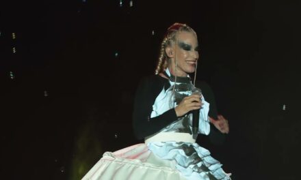 Anna and the Barbies XX – Gombóc (Live)