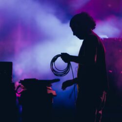 Klubkörkép: mi hiányzik a telt házhoz? Silhouette,Of,A,Stage,Worker,On,A,Stage,Holding,The