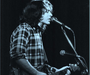 Kertész Ágnes: Gallagher-blues – Rory Gallagher tükrökkel, sallangok nélkül