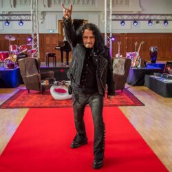 A Húrokon írt történelem következő vendége Kalapács József Húrokon - Kalapács nyitó