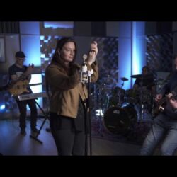 Broken Springs: Miskolci zenekar francia énekesnővel Screenshot_42