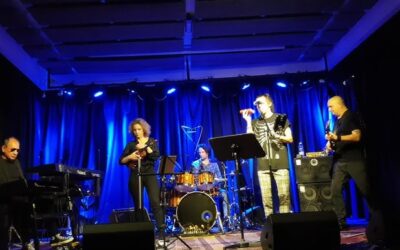 Mini – Kell a barátság: Úton a Föld felé (Muzikum 2026. 04. 04.) – Mini cover