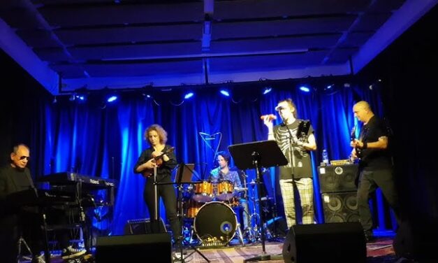 Mini – Kell a barátság: Úton a Föld felé (Muzikum 2026. 04. 04.) – Mini cover