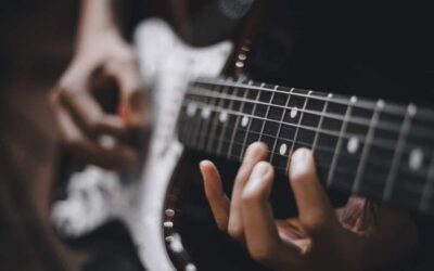 Egy évre fiatal zenészhez kerülhet Kerényi Ákos különleges gitárja