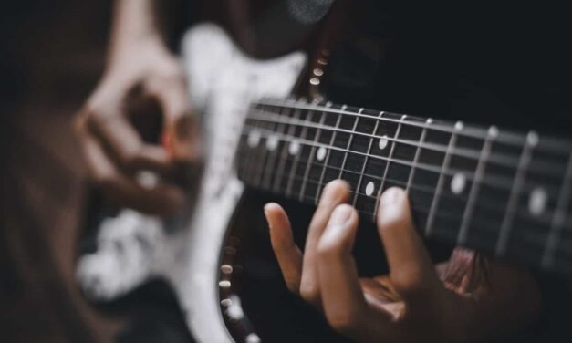 Egy évre fiatal zenészhez kerülhet Kerényi Ákos különleges gitárja