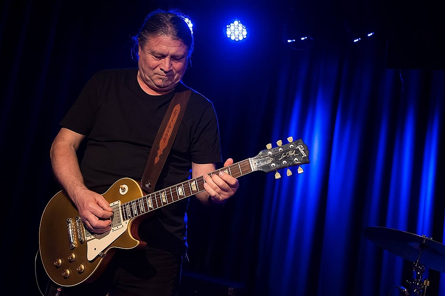 Feszülten figyeltem a gitárosok kezét – Szász Ferenc interjú